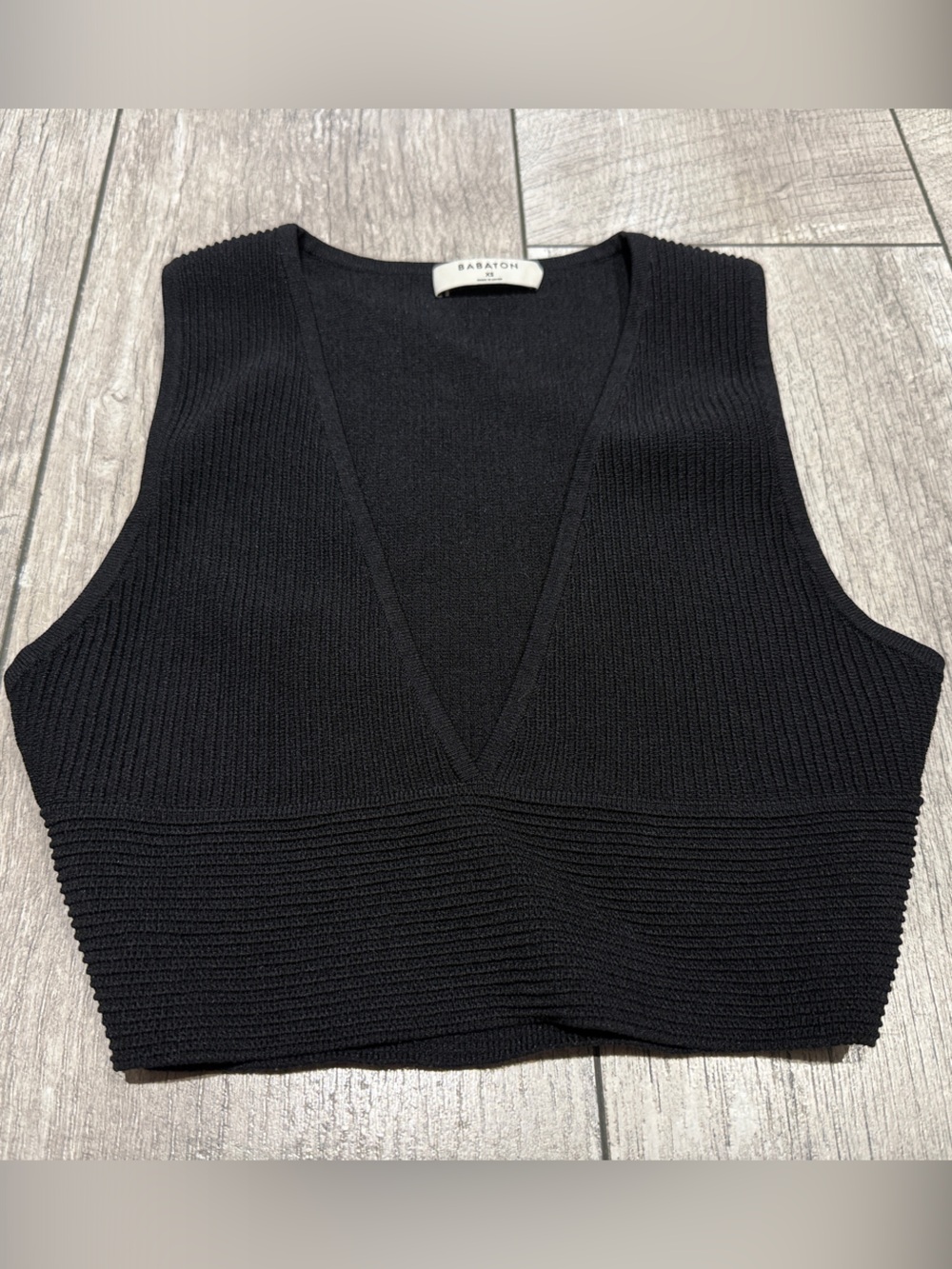 Aritzia-Babaton Black Ribbed V-Neck Knit Crop Top fits xs-s